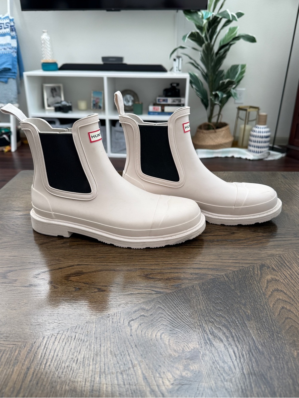 Hunter Short Chelsea Rain Boots in Cream with Black Panels